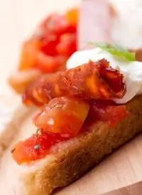 Канапе с сыром, помидором и беконом