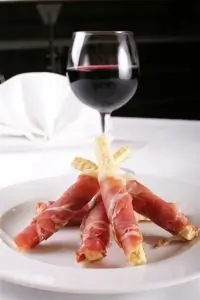 Пряные палочки с ветчиной и сыром