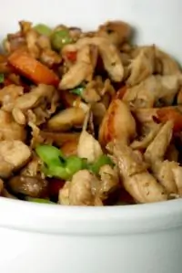 Куриное рагу с разноцветными перцами