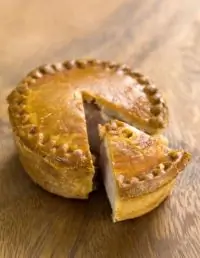 Слоеный пирог со свининой и кровяной колбасой