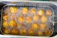 Сырные пышки с томатным соусом