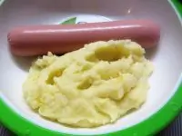Вареные сосиски с картофельным пюре