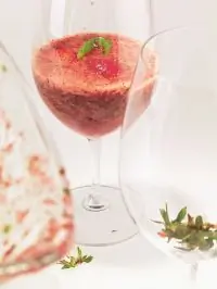Суп из клубники, перечной мяты, зеленого базилика и белого игристого вина