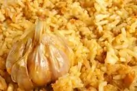 Белый рис с чесноком