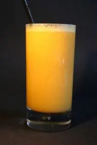 Персиковый сок с клубничным льдом