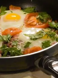 Яйца, запеченные с помидорами