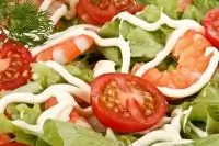 Салат из помидоров с креветками
