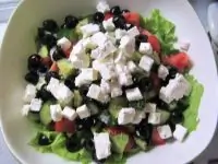 Греческий салат со шпинатом