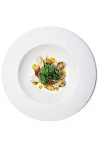 Салат из жаренного на гриле кальмара, молодого картофеля и чоризо с листьями рукколы и мякотью маракуйи