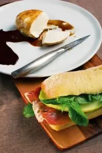 Сэндвичи с пармской ветчиной, галльской дыней и зеленым базиликом