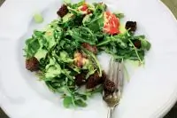 Лосось, маринованный в сладком уксусе, с соусом �з сметаны и зеленого лука