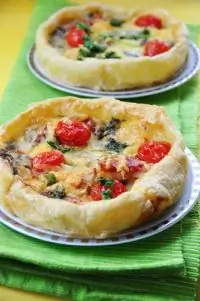 Галеты с помидорами и козьим сыром