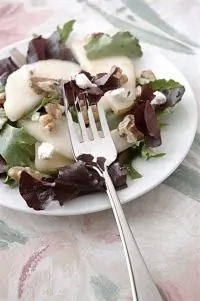 Теплый салат из груши и грецкого ореха с гренками и заправкой из сыра рокфор