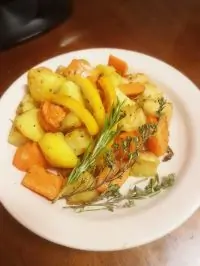 Овощи, запеченные в горшочке