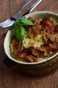 Тушеная савойская капуста с беконом