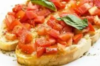 Брускетты с помидорами и базиликом
