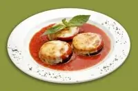 Салат из слегка поджаренных баклажанов и запеченных помидоров с сыром фета