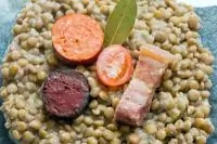 Чечевица с беконом и колбасками
