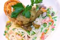 Спагетти с горошком и ракушками