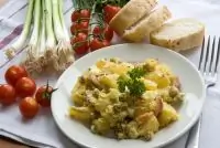 Картофельный салат с горошком и кинзой