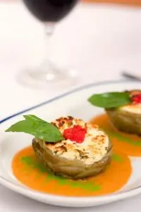 Сердцевинки артишоков с утиной печенкой под соусом бешамель