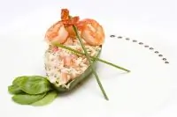 Авокадо с ананасом и креветками