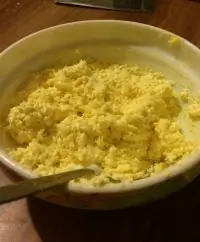 Сырный салат с яйцом и чесноком