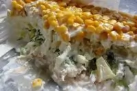 Салат из курицы с ананасами и кукурузой