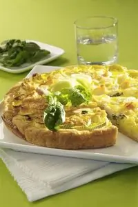 Открытый пирог с сыром и луком-пореем