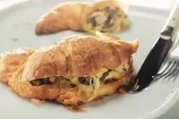 Круассаны с омлетом а ля Аньес Сорель