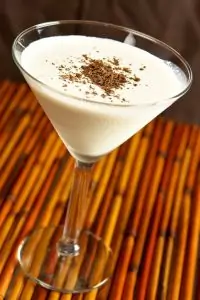Коктейль из джина и ликера Creme de Cacao