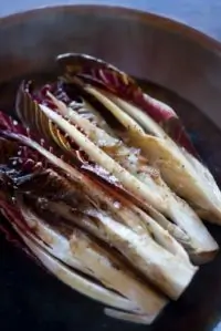 Тушеный цикорий