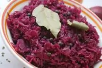 Красная капуста с луком в красном вине