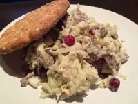 Салат из говядины и клюквы