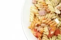 Салат из лапши с ветчиной