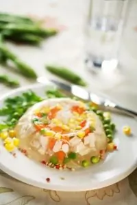 Заливное с яйцами