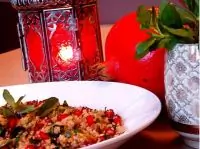 Кускус с зернами граната, кедровыми орешками, изюмом и йогуртом