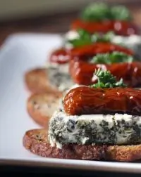Канапе с сыром рикотта и запеченными томатами