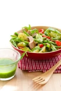 Салат с копченой скумбрией и молодой картошкой