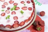 Клубничный пирог с кремом