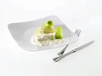 Салат из порея с заправкой из голубого сыра и нежирной сметаны