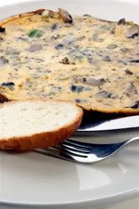 Фриттата с расплавленным сыром и грибами