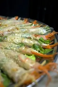 Запеченные на гриле креветки в рисовой бумаге