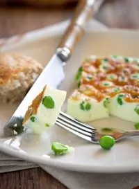 Мятный омлет с зеленым горошком