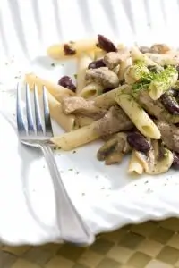 Пенне ригате со свининой и грибами в сметане