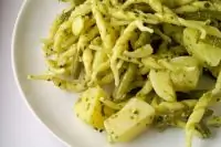 Паста с соусом песто, картофелем и зелеными бобами