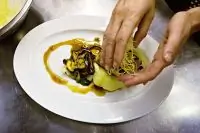 Семга на васаби-пюре с имбирным соусом, грибами и листьями пак-чой