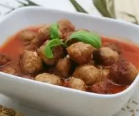 Фрикадельки в луково-морковном соусе по мадридски