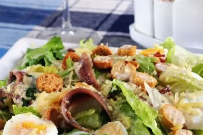 Салат «Цезарь» с курицей и анчоусами