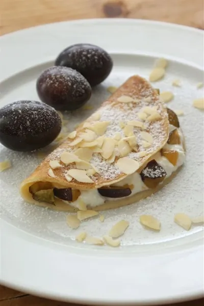 Блинчики с сыром и сливой